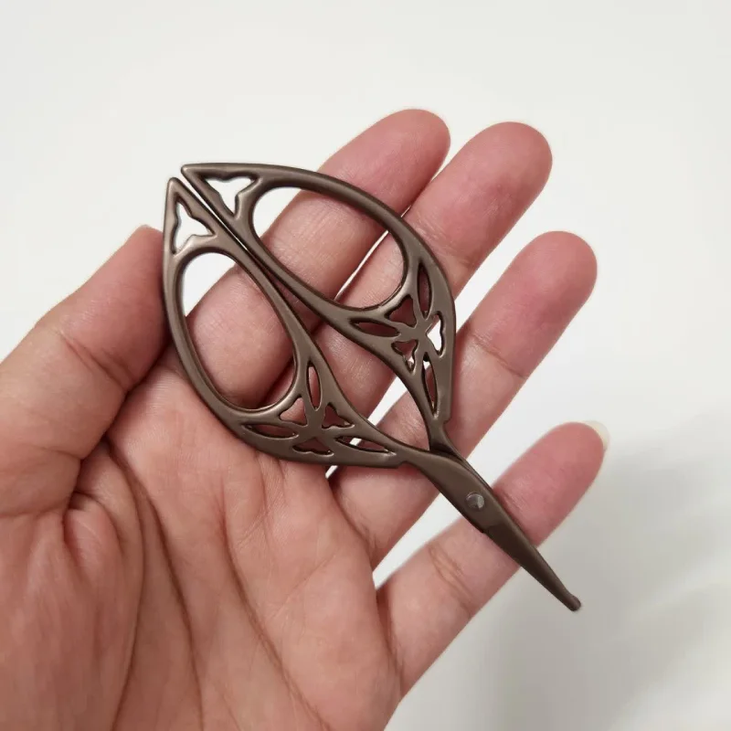 قیچی گلدوزی درکوراتیو طرح برگ 6 قیچی گلدوزی درکوراتیو طرح برگ 5